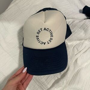 Set active trucker hat